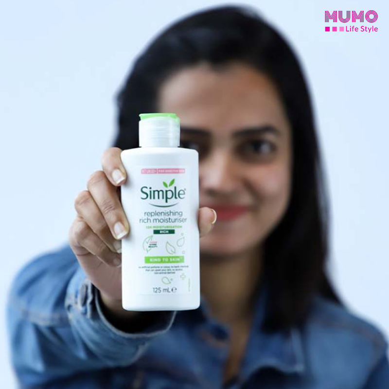 গরমে শুষ্ক ত্বকের জন্য সঠিক ময়েশ্চারাইজার বাছাই করা খুবই গুরুত্বপূর্ণ। কারণ, আবহাওয়া উষ্ণ হলেও আপনার ত্বককে সঠিকভাবে হাইড্রেটেড রাখতে হবে।